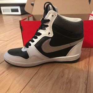 Size 6 women’s Nike force sky high
